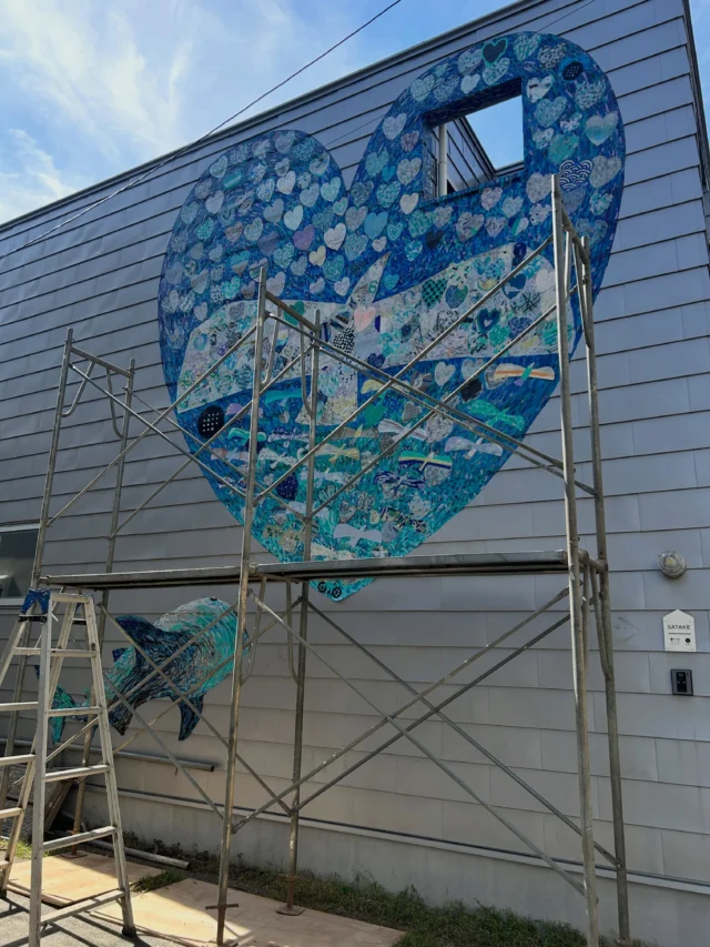 昨年までのマステアートを剥がす作業が始まりました！
今日と明日の10:00-15:00でやっています。
お手伝いしてくれる方募集中！
美味しいコーヒーもお淹れしますよ☕️